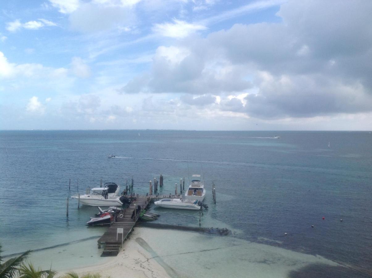 Front Beach Private Room With Shared Bathroom แคนคูน ภายนอก รูปภาพ