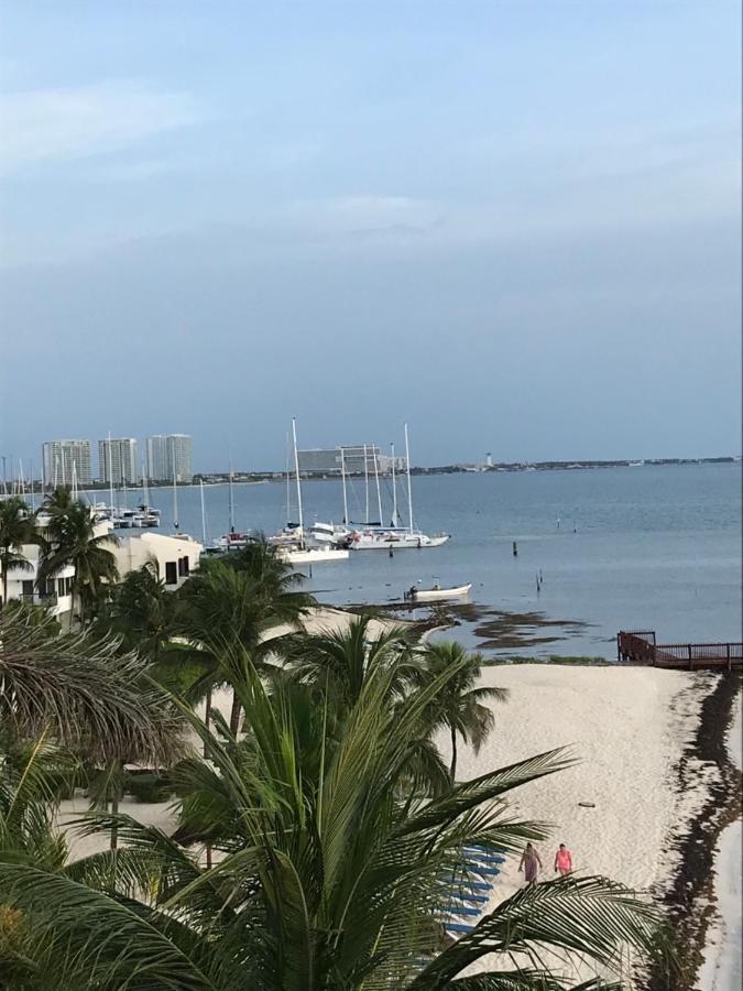 Front Beach Private Room With Shared Bathroom แคนคูน ภายนอก รูปภาพ