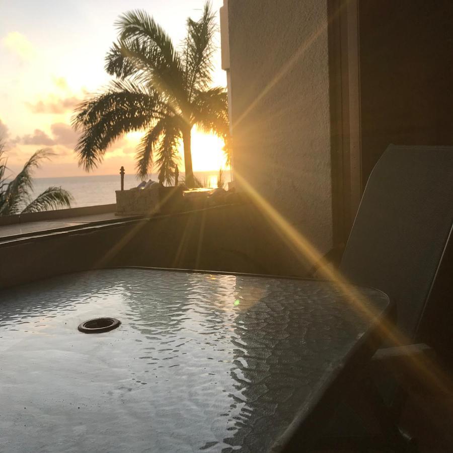 Front Beach Private Room With Shared Bathroom แคนคูน ภายนอก รูปภาพ