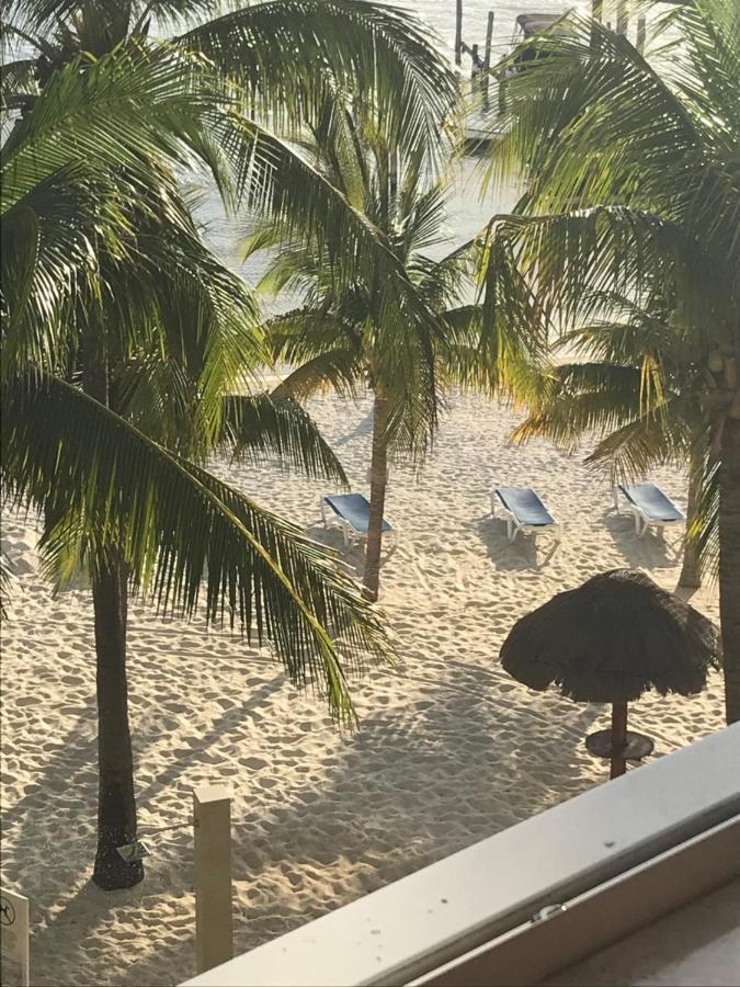 Front Beach Private Room With Shared Bathroom แคนคูน ภายนอก รูปภาพ