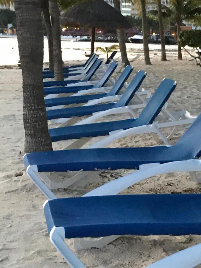 Front Beach Private Room With Shared Bathroom แคนคูน ภายนอก รูปภาพ