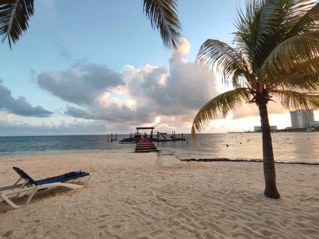 Front Beach Private Room With Shared Bathroom แคนคูน ภายนอก รูปภาพ