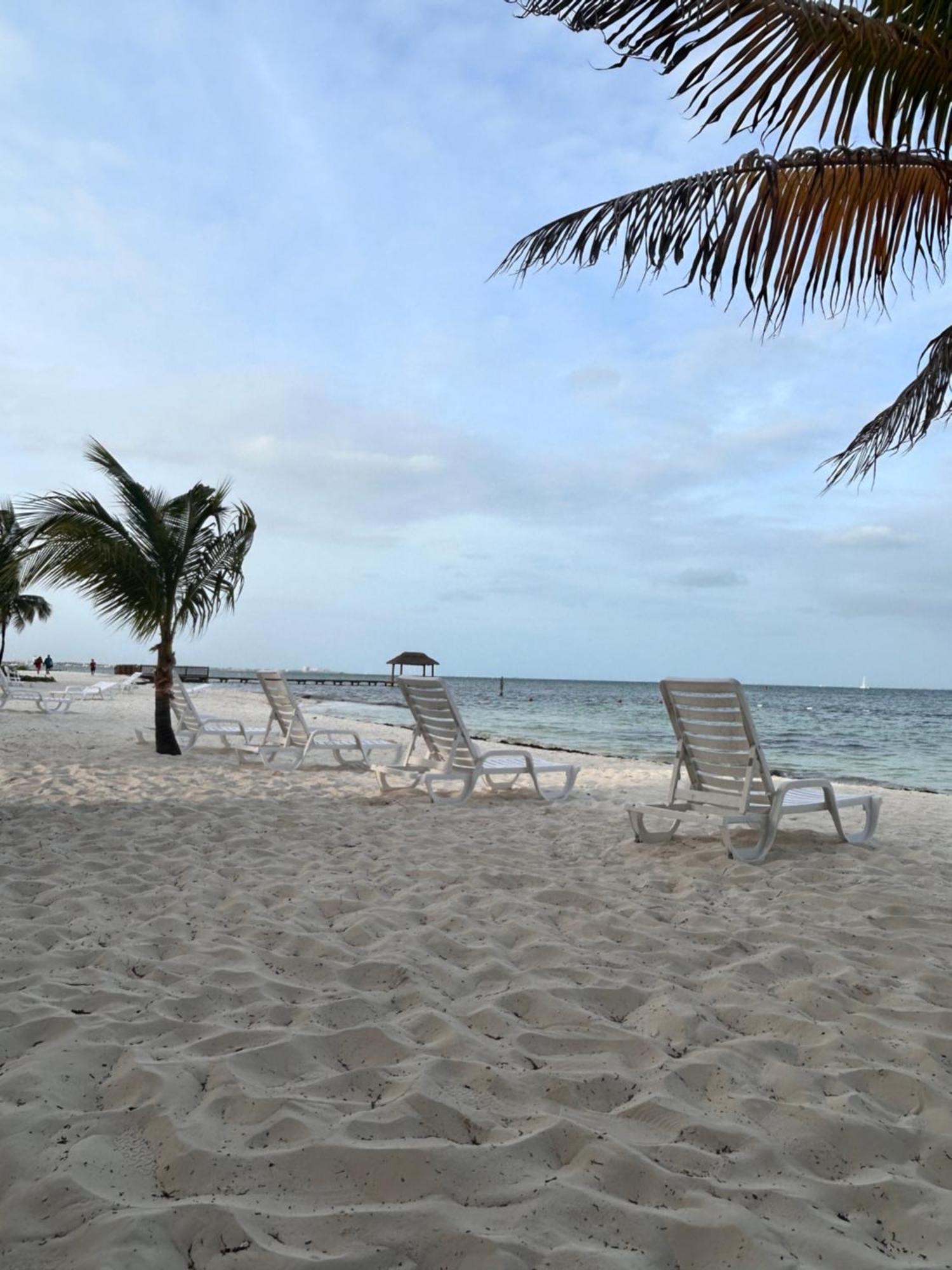 Front Beach Private Room With Shared Bathroom แคนคูน ภายนอก รูปภาพ