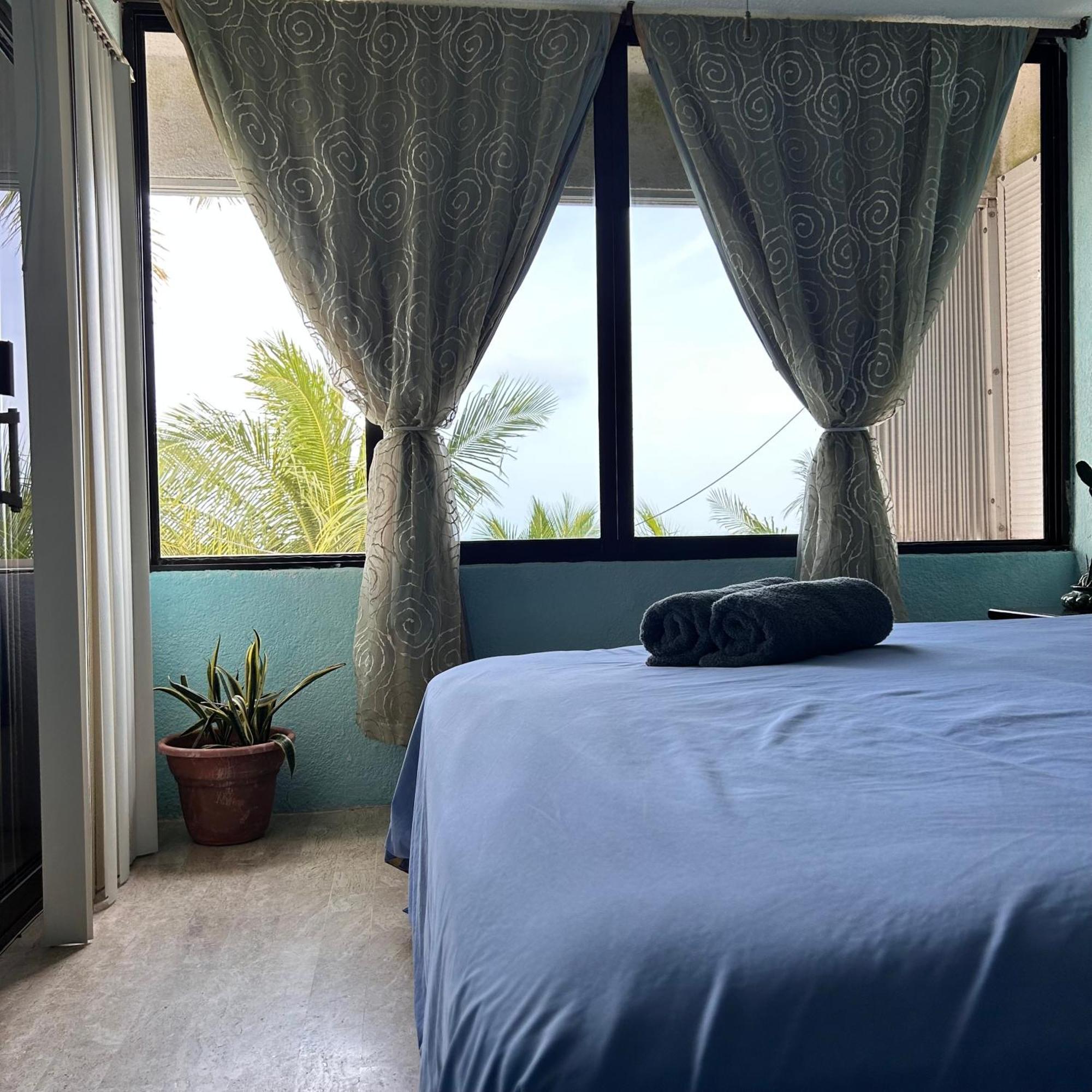 Front Beach Private Room With Shared Bathroom แคนคูน ภายนอก รูปภาพ