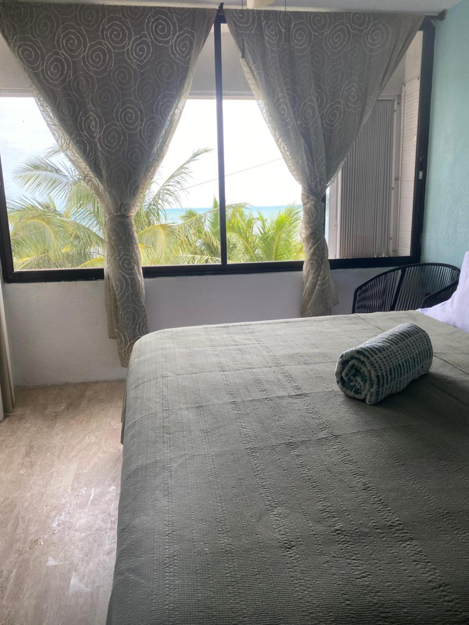 Front Beach Private Room With Shared Bathroom แคนคูน ภายนอก รูปภาพ