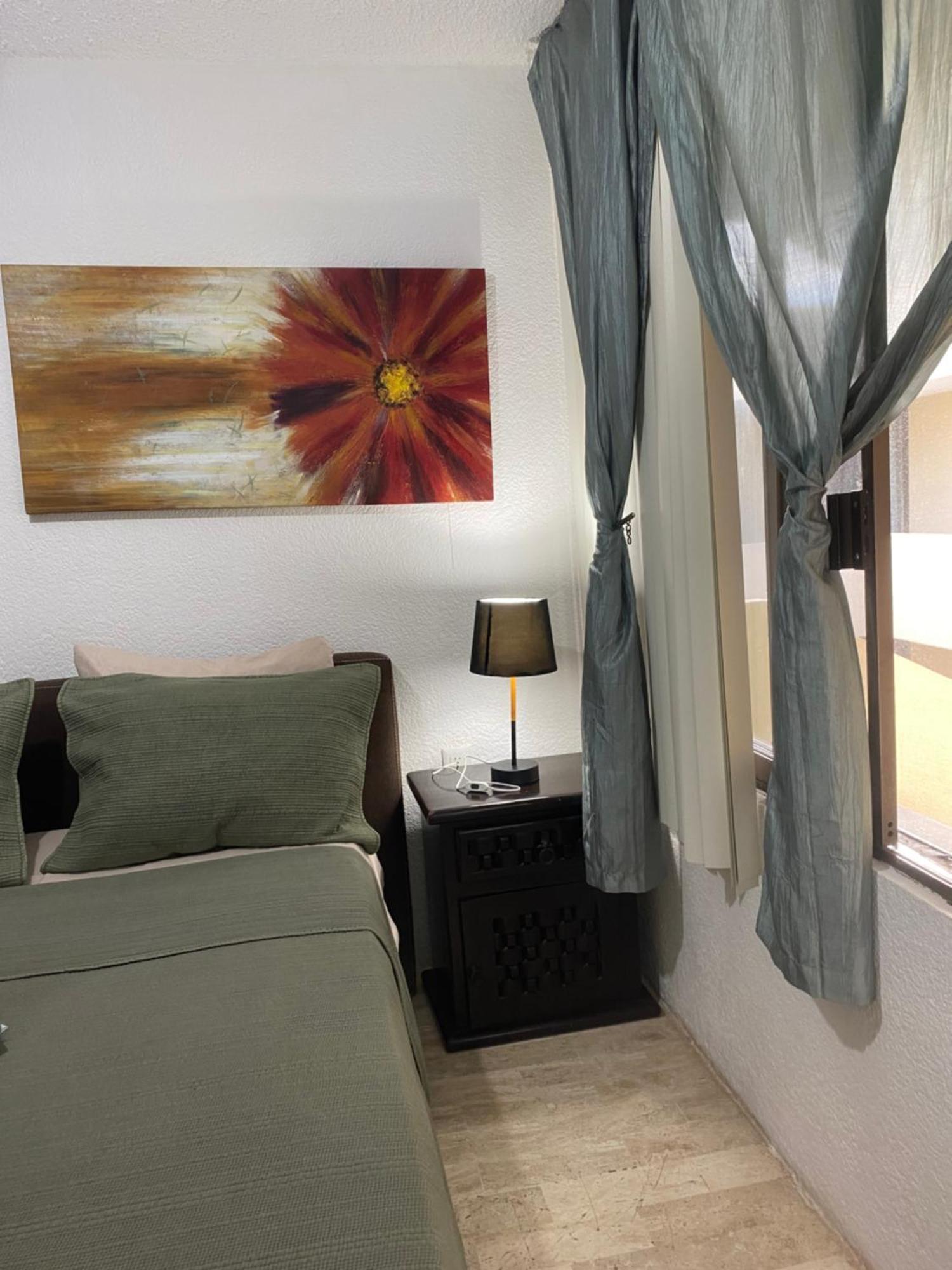 Front Beach Private Room With Shared Bathroom แคนคูน ภายนอก รูปภาพ