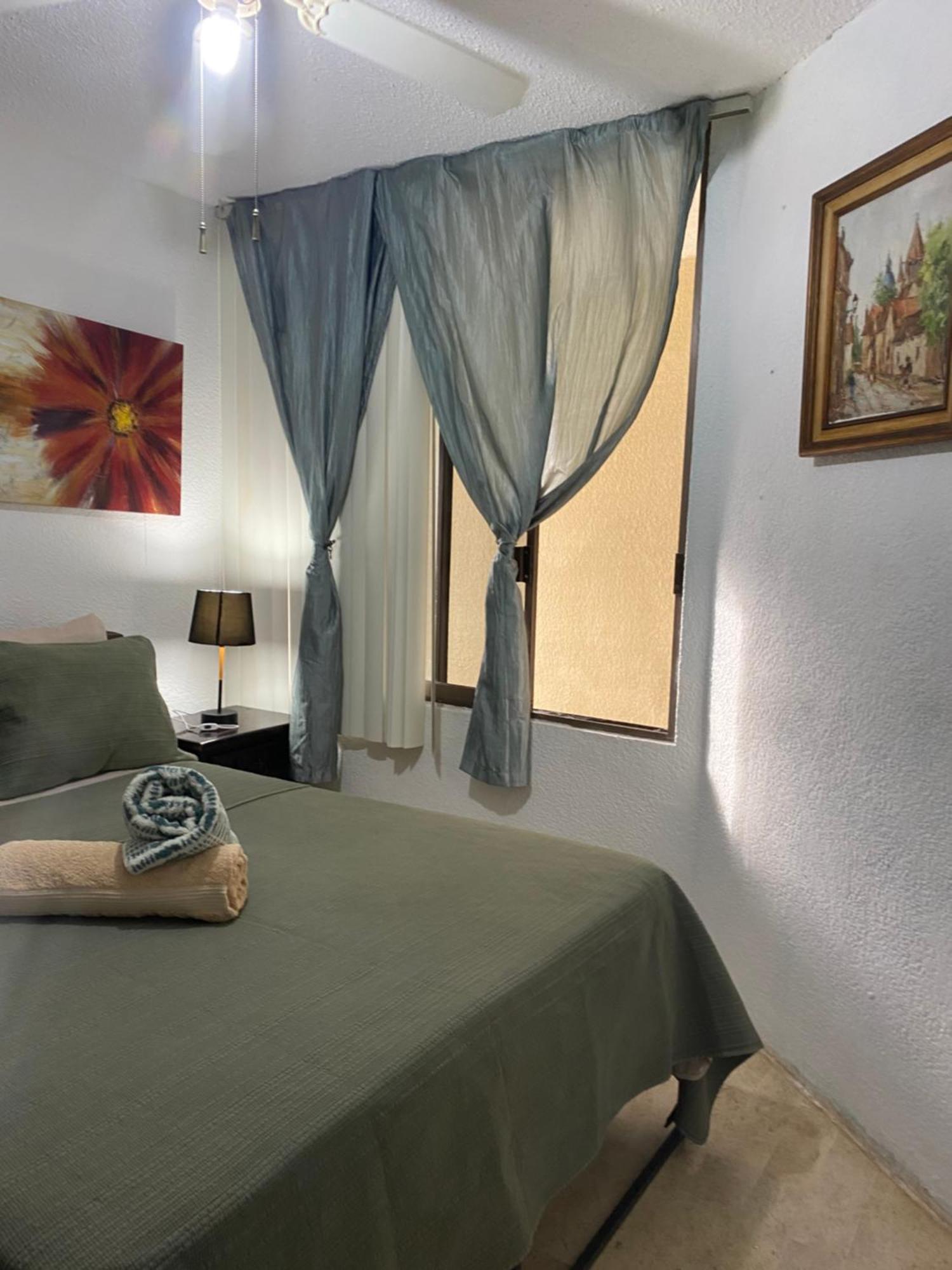 Front Beach Private Room With Shared Bathroom แคนคูน ภายนอก รูปภาพ