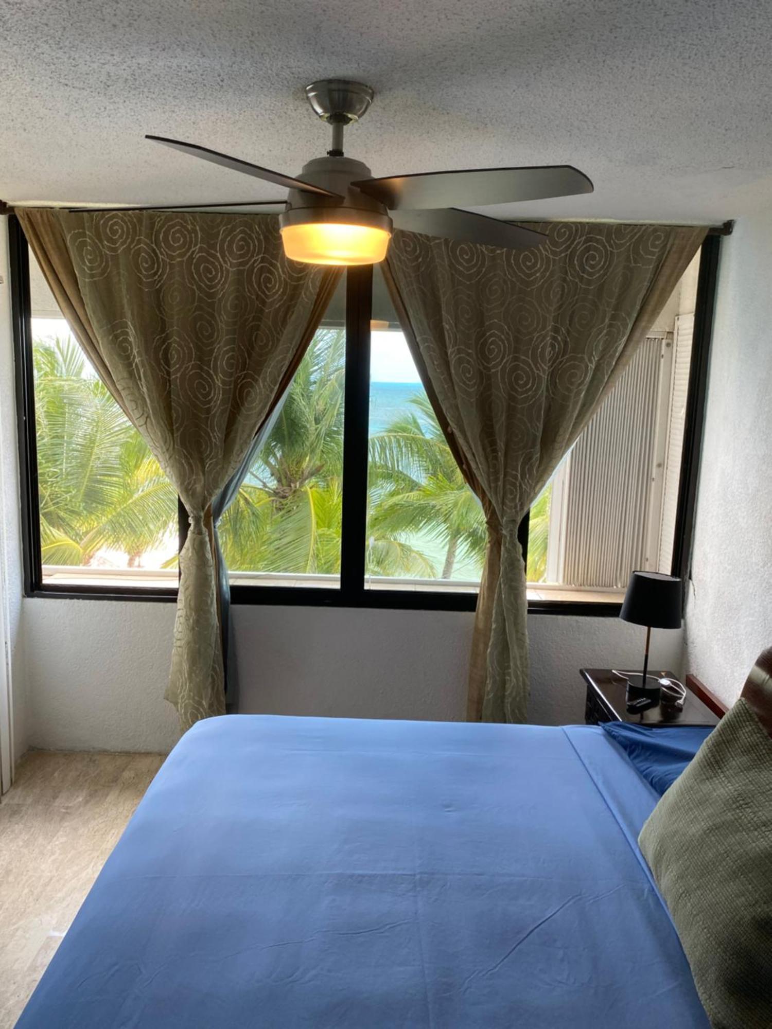 Front Beach Private Room With Shared Bathroom แคนคูน ภายนอก รูปภาพ